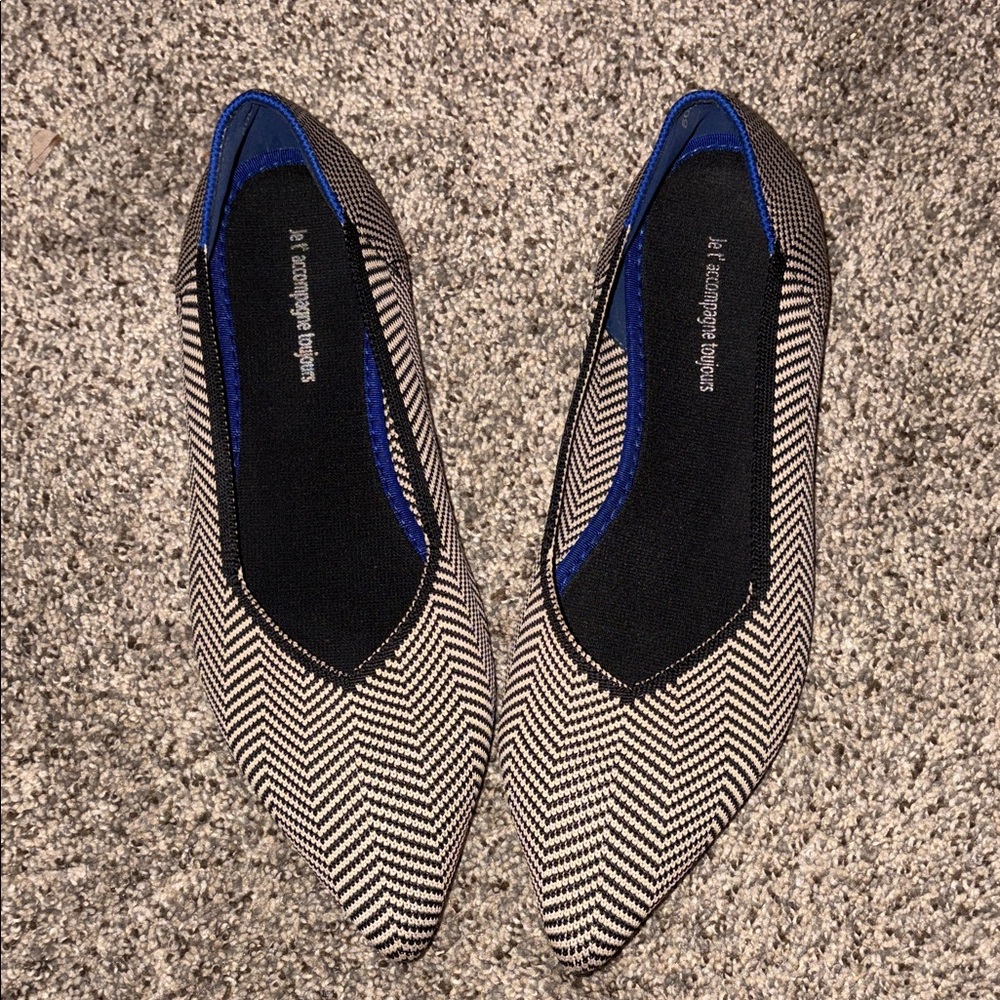 Jet accompagne toujours Black and Cream Flats